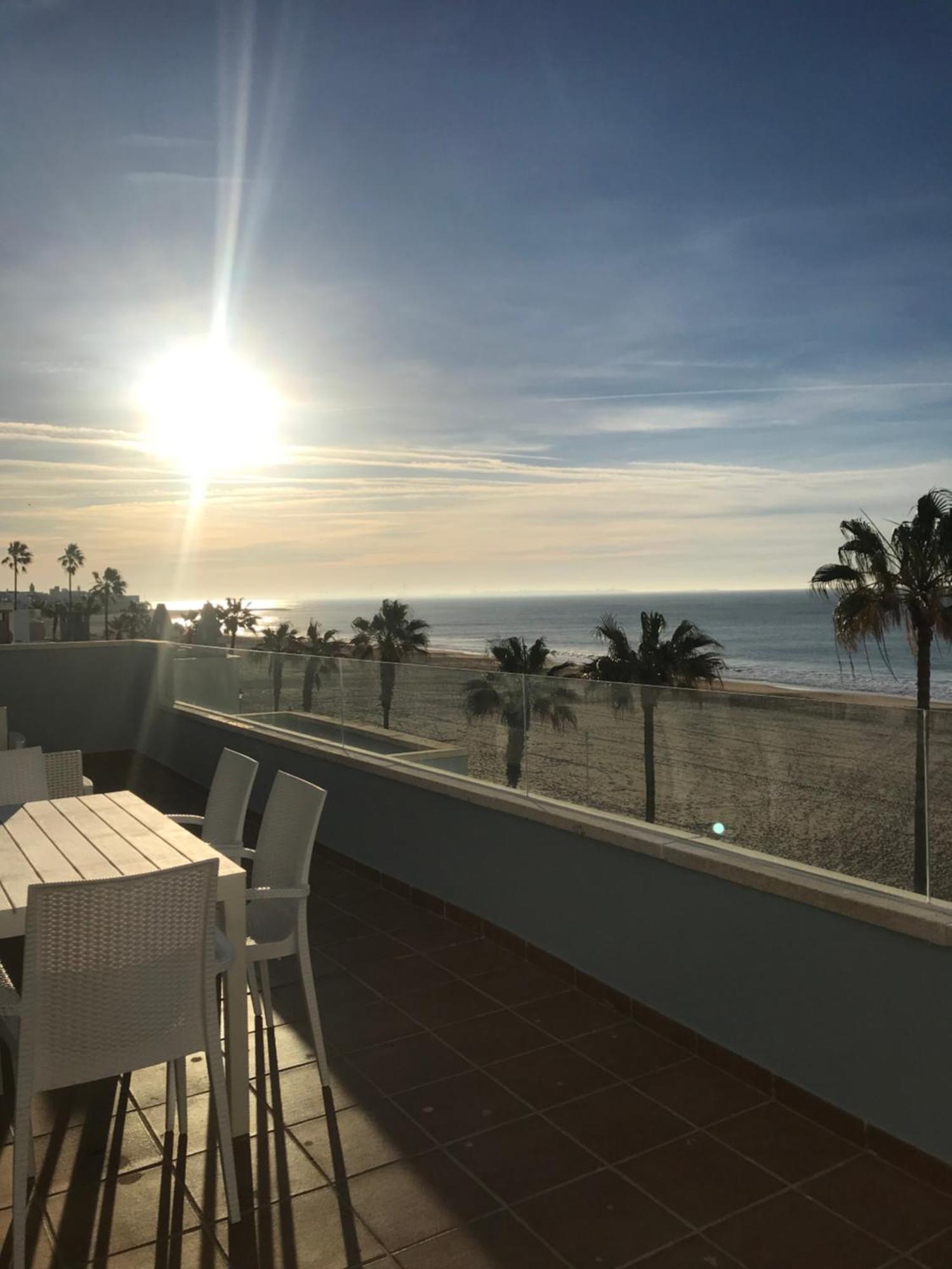 Atico Al Sol En Primera Linea De Playa Apartment Rota Exterior photo